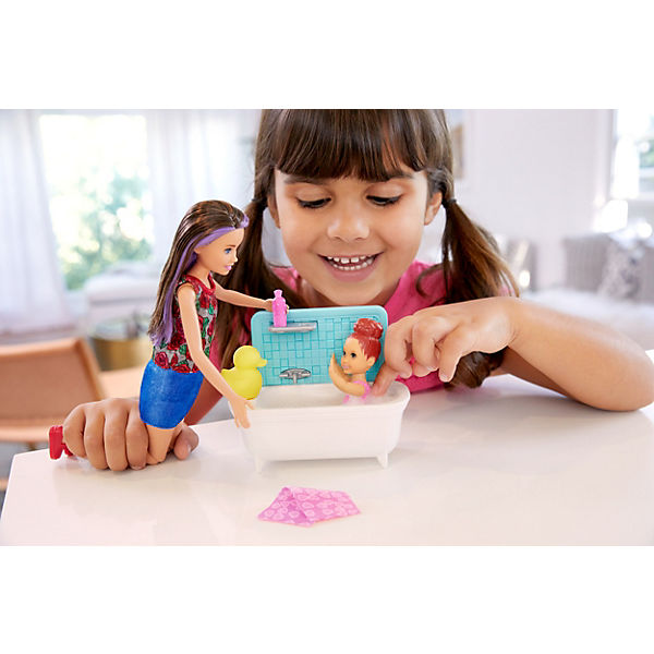 Barbie Skipper Babysitter Puppe (brünett), Spielset mit Baby-Puppe & Badewanne