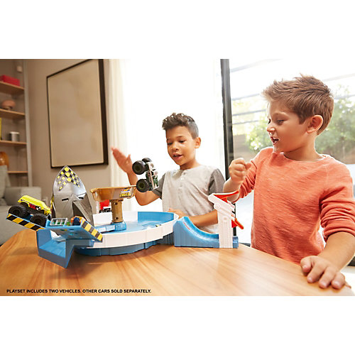 Игровой набор Hot Wheels Monster Trucks Поединок с акулой от Mattel