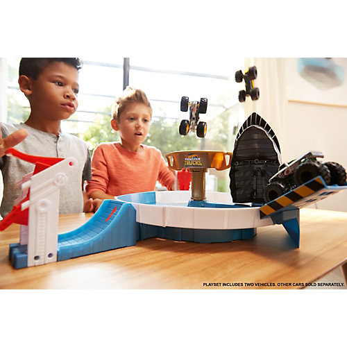 Игровой набор Hot Wheels Monster Trucks Поединок с акулой от Mattel