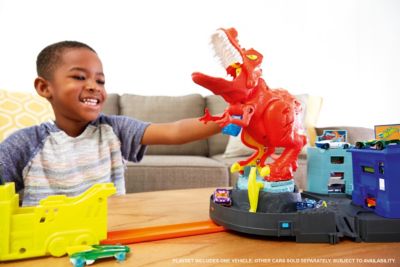 Hot Wheels T-Rex Attacke motorisiertes Spielset inkl. 1 Spielzeugauto und Soundeffekten 2