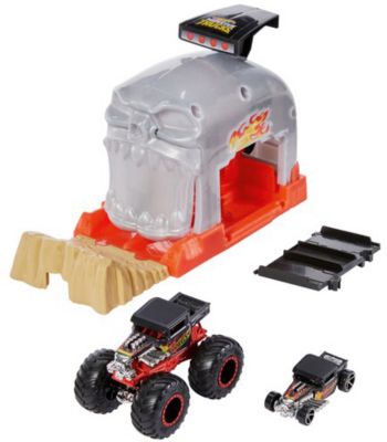 Игровой набор Hot Wheels Monster Trucks Пусковой гараж Бон Шейкер