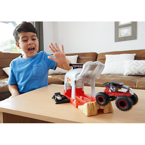 Игровой набор Hot Wheels Monster Trucks Пусковой гараж Бон Шейкер от Mattel