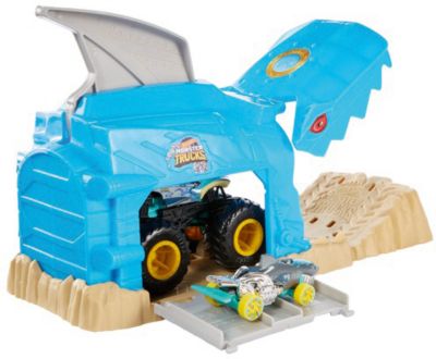 Игровой набор Hot Wheels Monster Trucks Пусковой гараж Шарк Рик