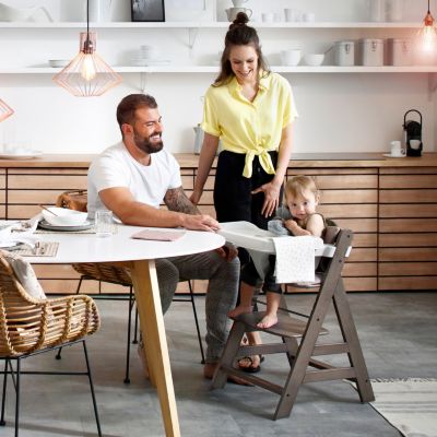 Hochstuhl Alpha+B, white inkl. Bouncer 2in1, Newborn Set, Stretch Beige inkl. Esstisch Alpha Tray, white 2