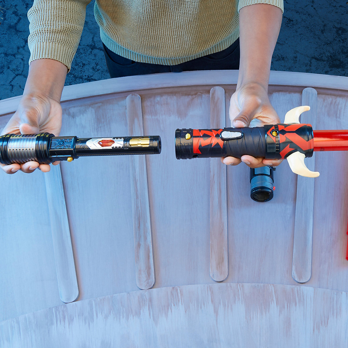 Hasbro Star Wars Lightsaber Forge Darth Maul elektronisches Rotes Doppelklingen-Lichtschwert Rollenspielzeug Kids ab 4 Jahren 
